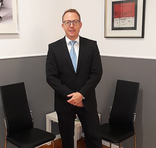 Helmar Müller posiert im Wartezimmer seiner Kanzlei